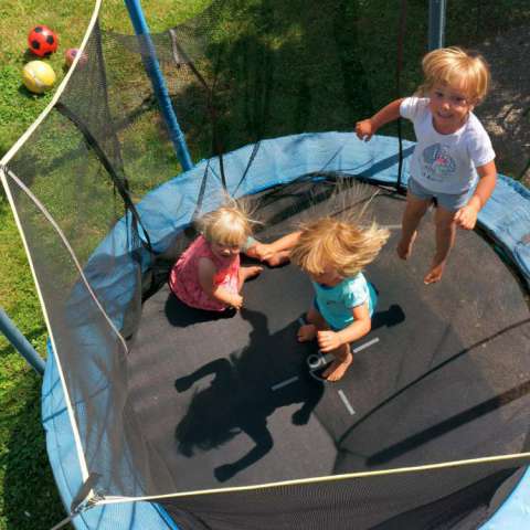 Parco giochi con trampolino