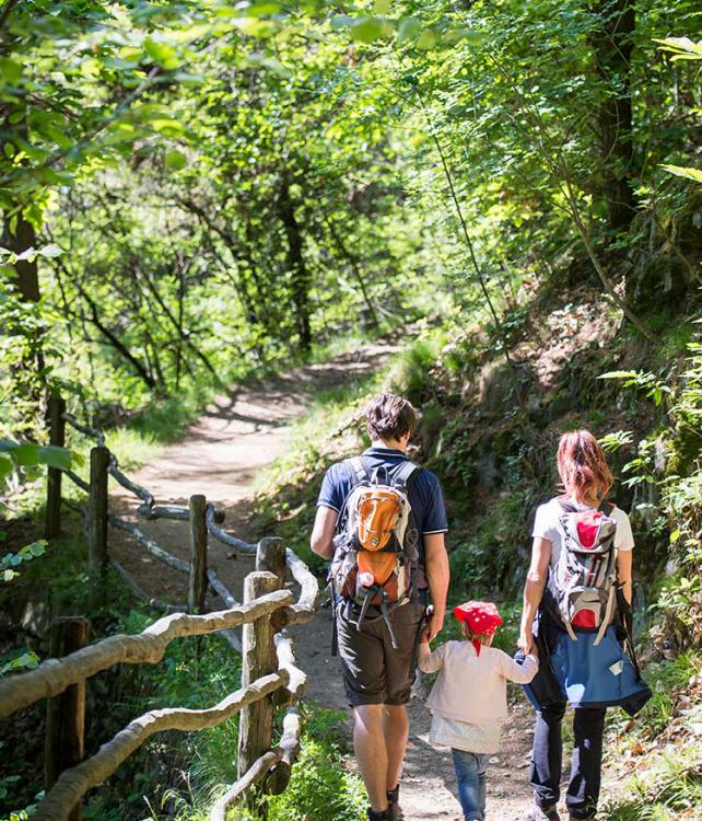 Escursione con la famiglia lungo la roggia (Waalweg)