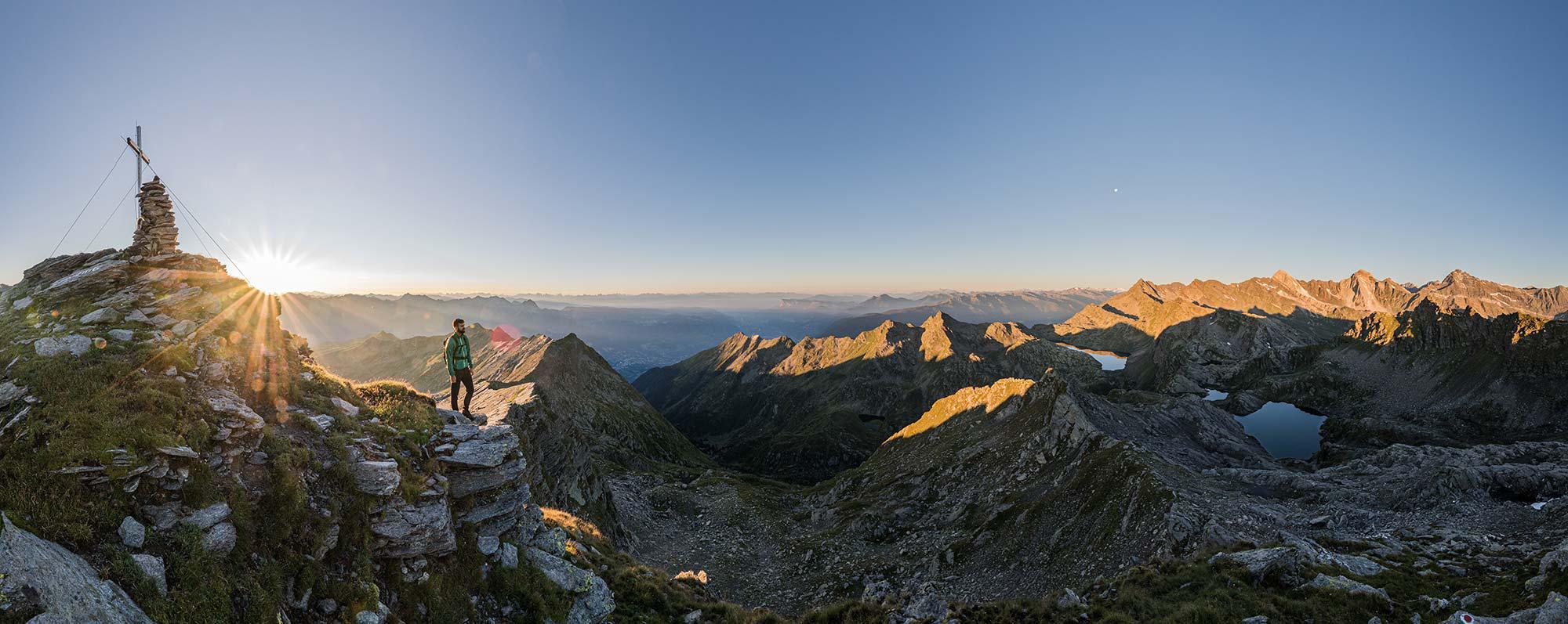 Sorgere del sole tra i monti