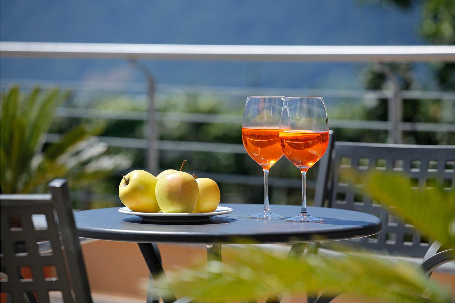 Aperitivo sulla terrazza soleggiata