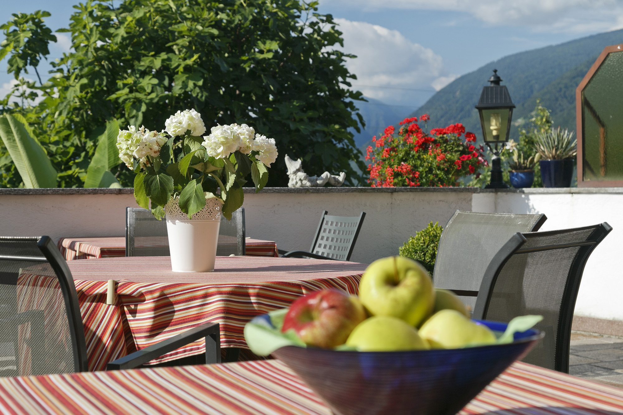 Terrasse mit Obstschale